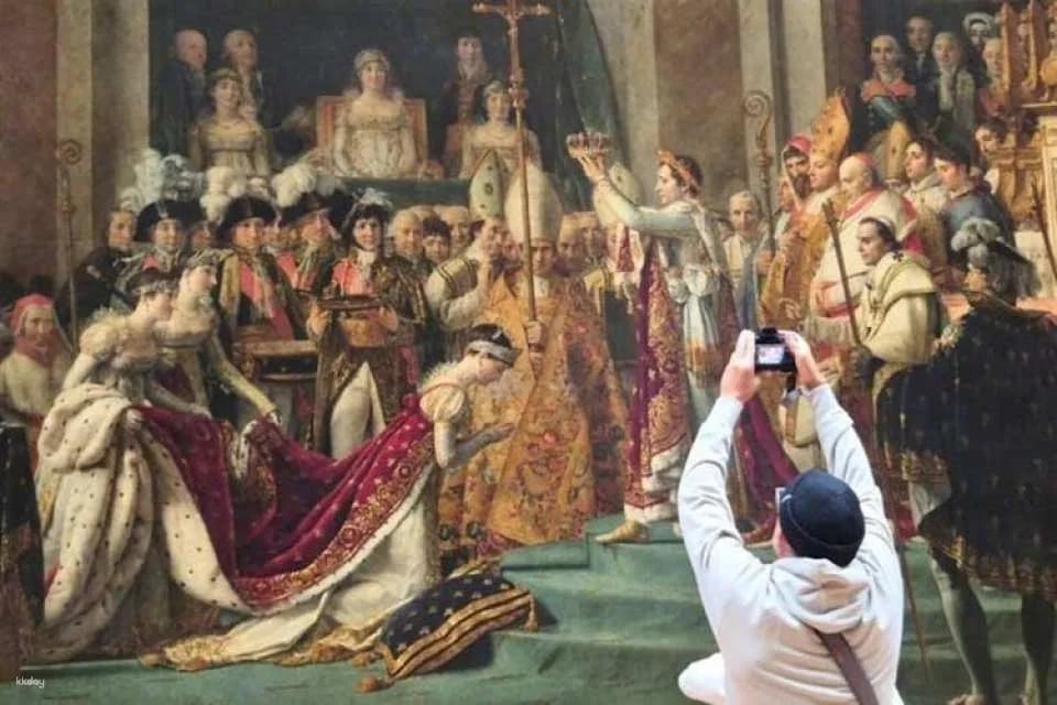 Louvre Museum's iconic artworks small group guided tour in English
