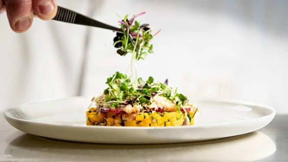 Lunch or dinner at the Eiffel Tower