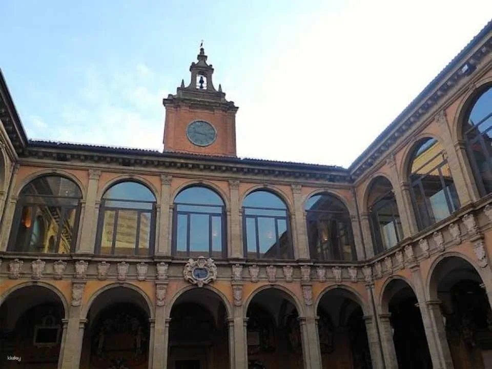 Audio tour of Archiginnasio Palace in Bologna with food tasting