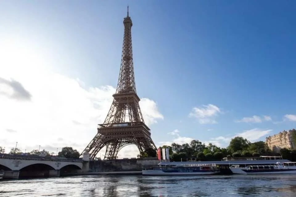 Eiffel Tower guided tour by elevator