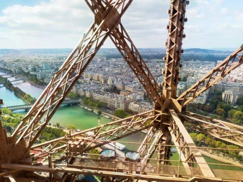 Eiffel Tower guided tour by elevator