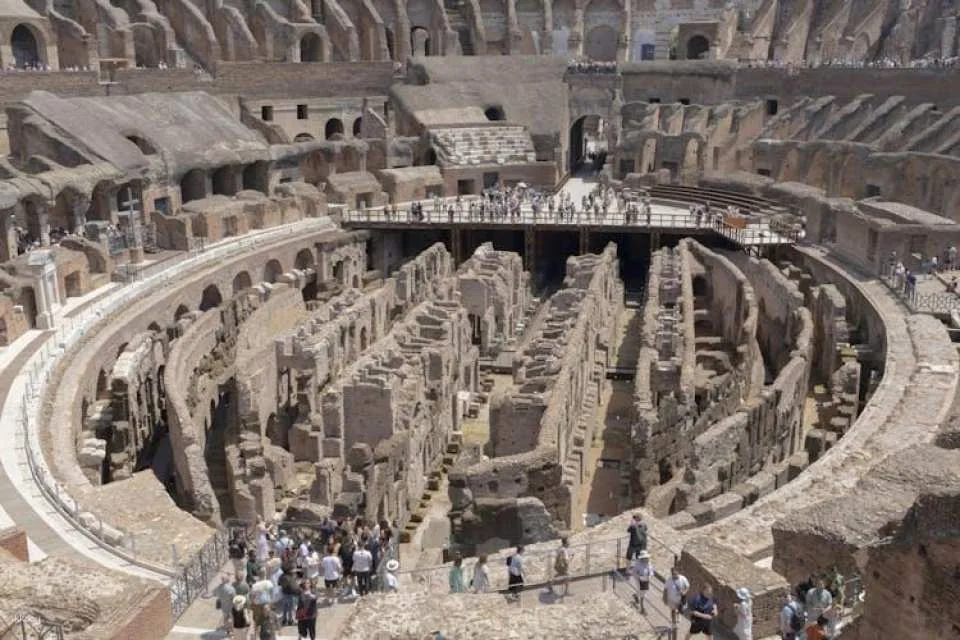Portuguese guided tour of Ancient Rome highlights
