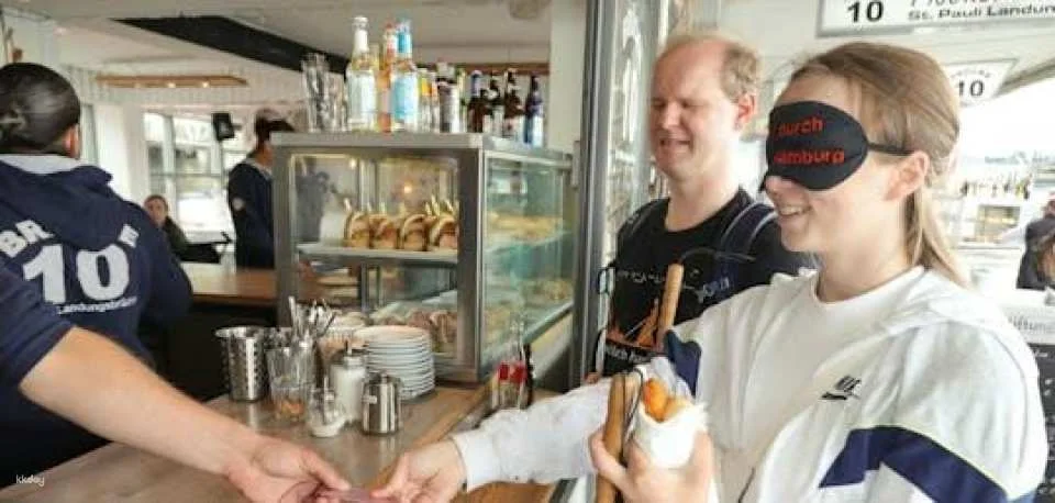 Blind city walking tour in Hamburg guided by a blind person