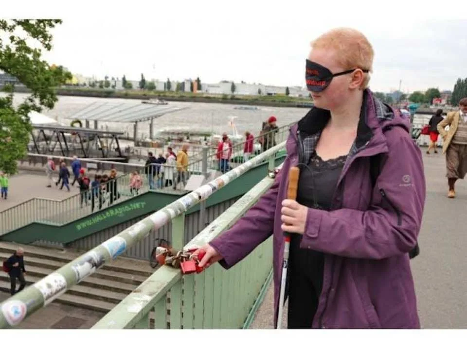 Blind city walking tour in Hamburg guided by a blind person