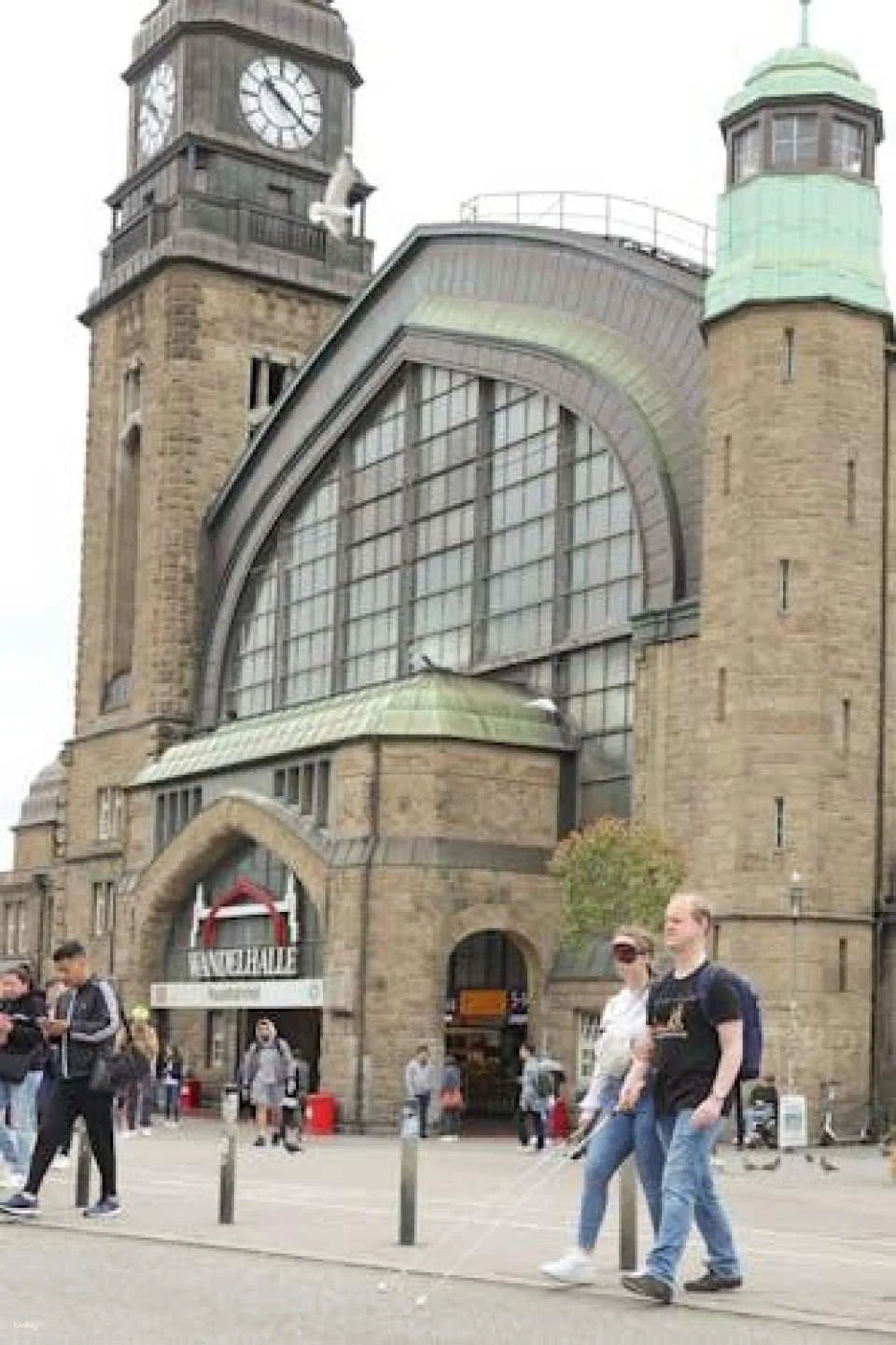 Blind city walking tour in Hamburg guided by a blind person