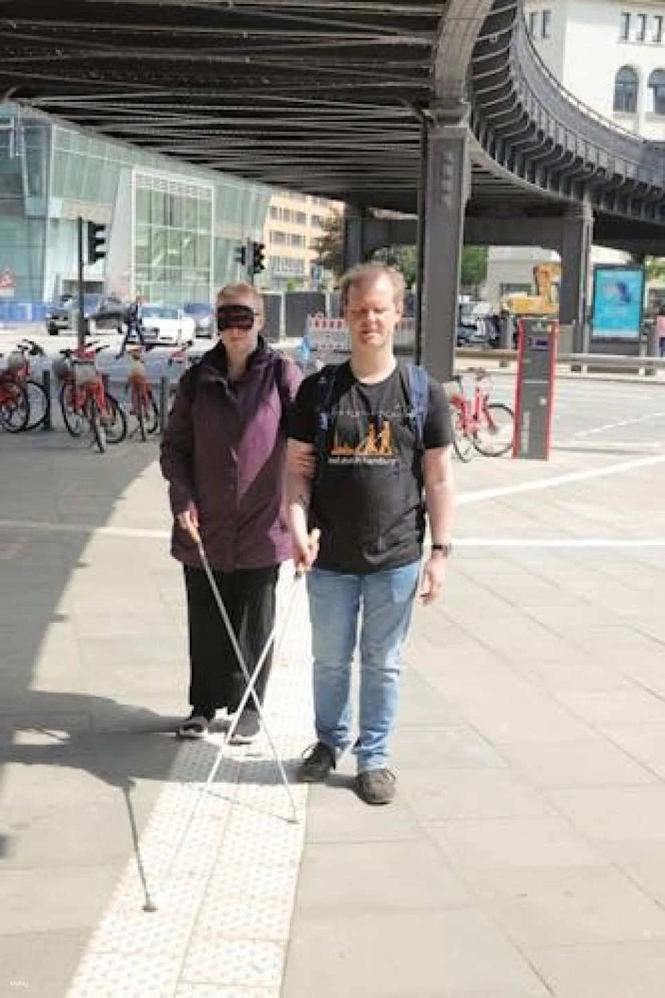 Blind city walking tour in Hamburg guided by a blind person