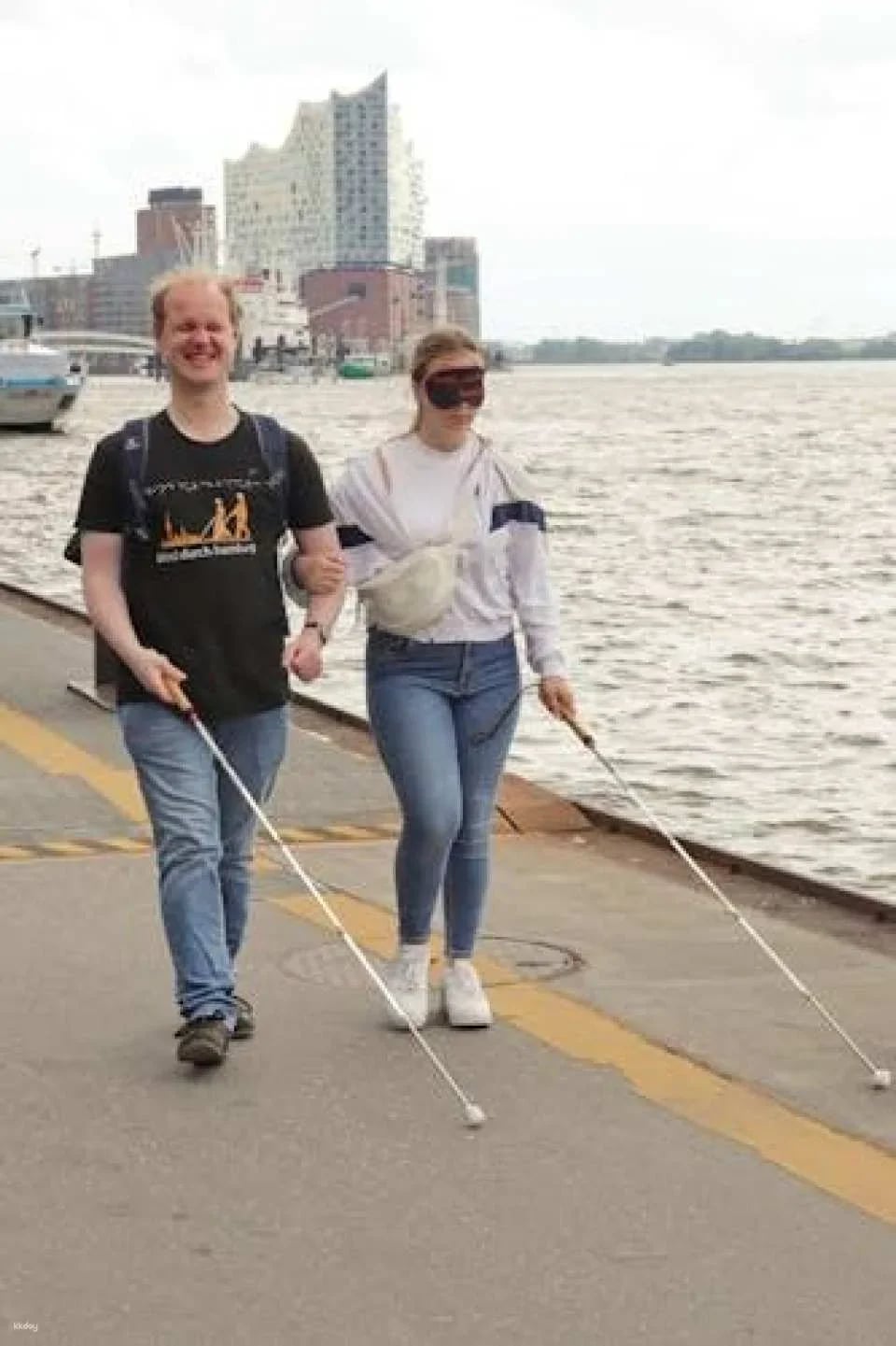 Blind city walking tour in Hamburg guided by a blind person