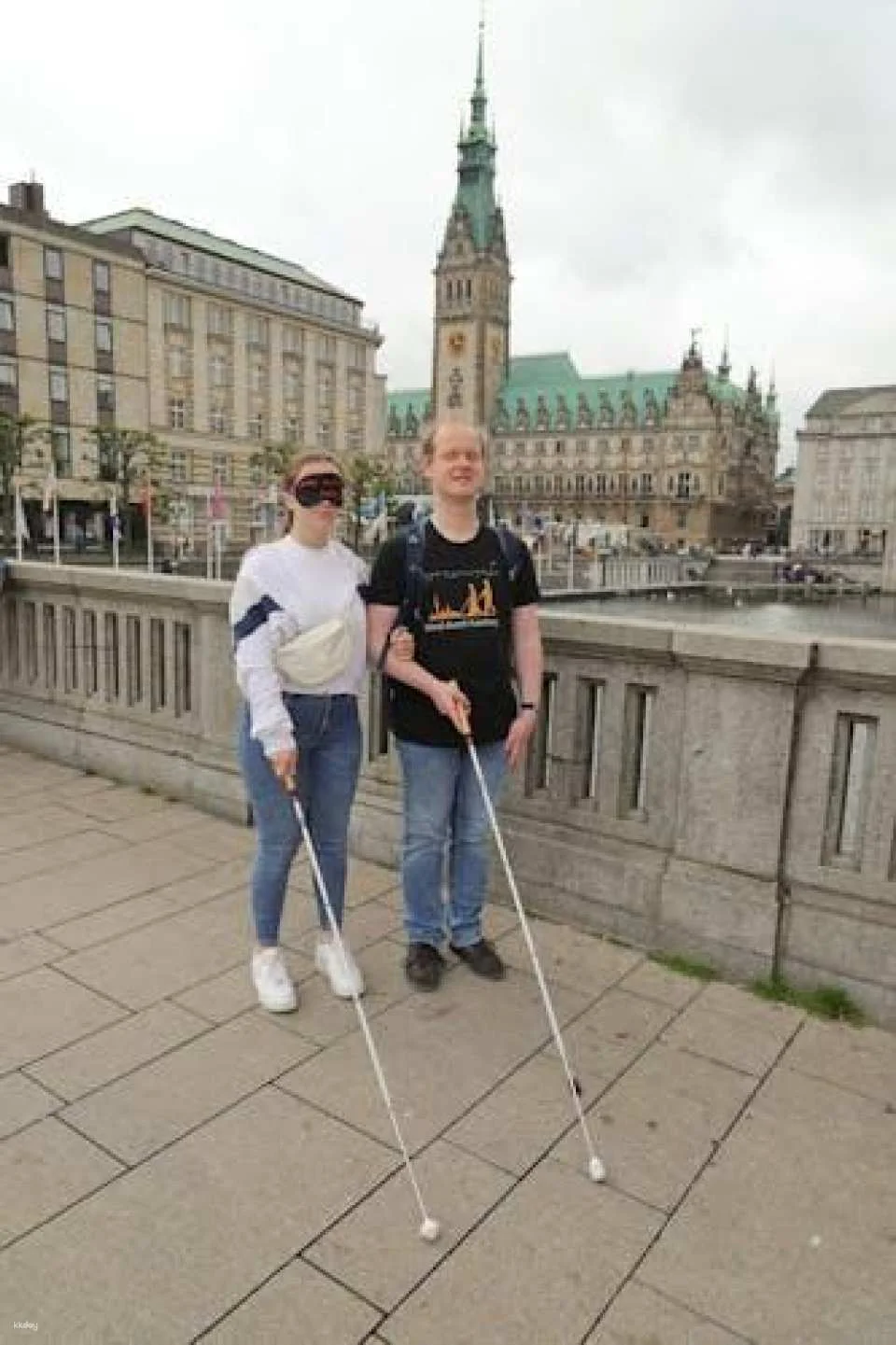 Blind city walking tour in Hamburg guided by a blind person