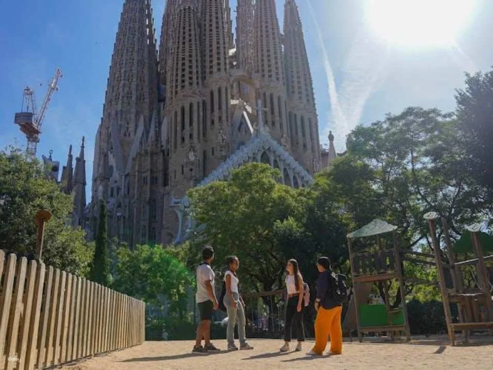 Park Güell and Sagrada Familia guided tour with tower access