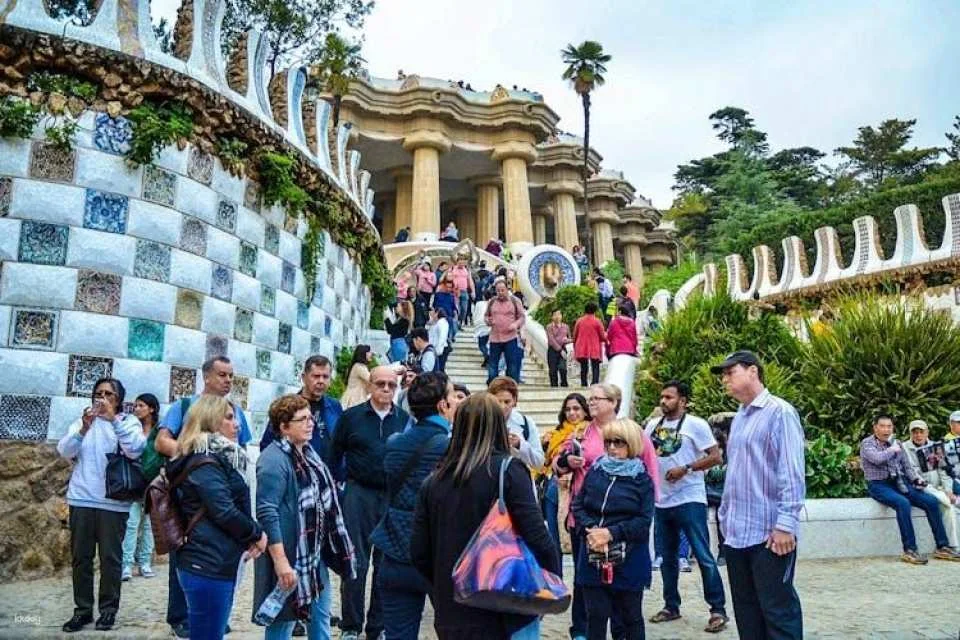Park Güell and Sagrada Familia guided tour with tower access