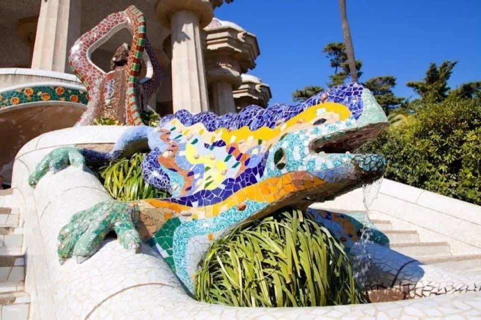 Park Güell and Sagrada Familia guided tour with tower access