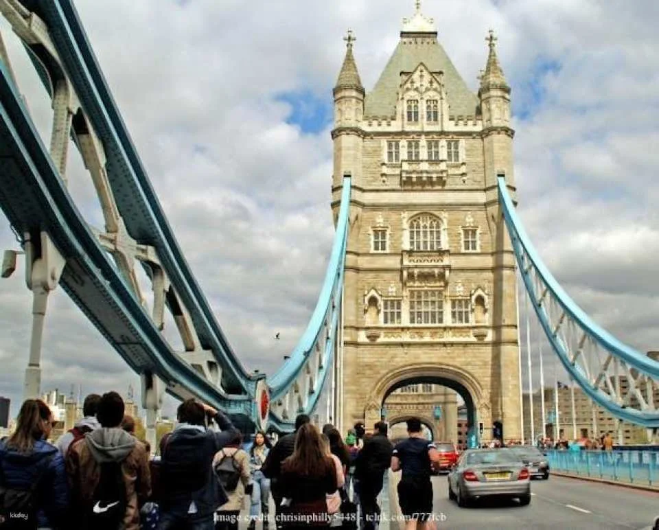 Tower of London and Tower Bridge private half-day guided tour