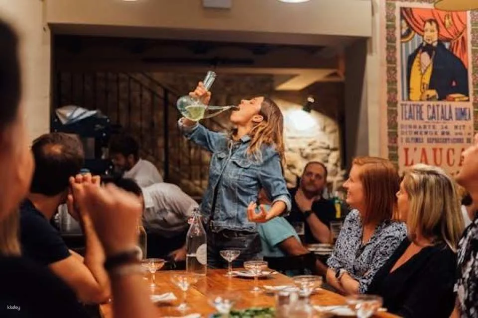 Private tapas and wine experience tour in Barcelona