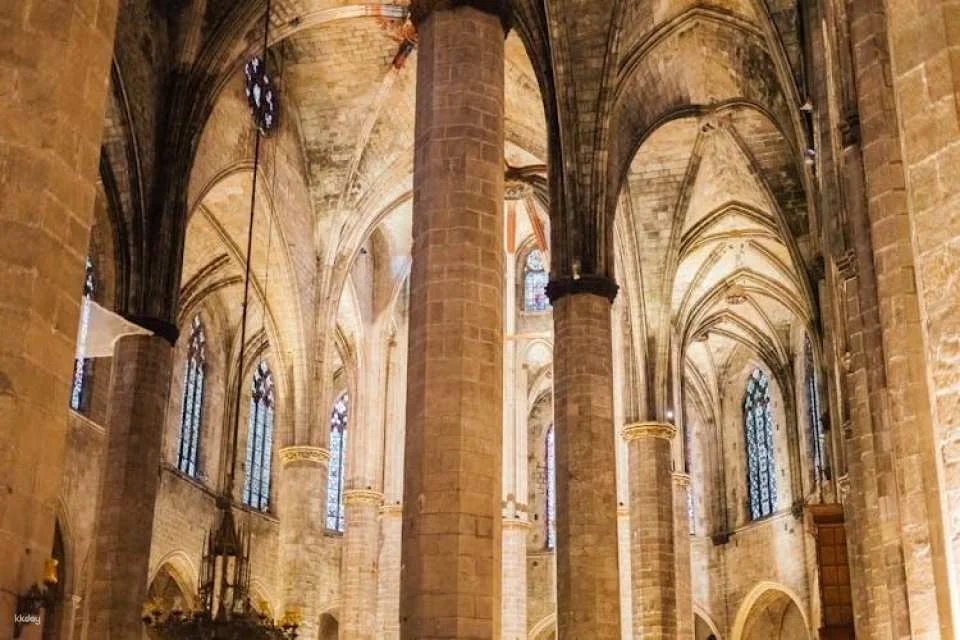 Private tapas and wine experience tour in Barcelona