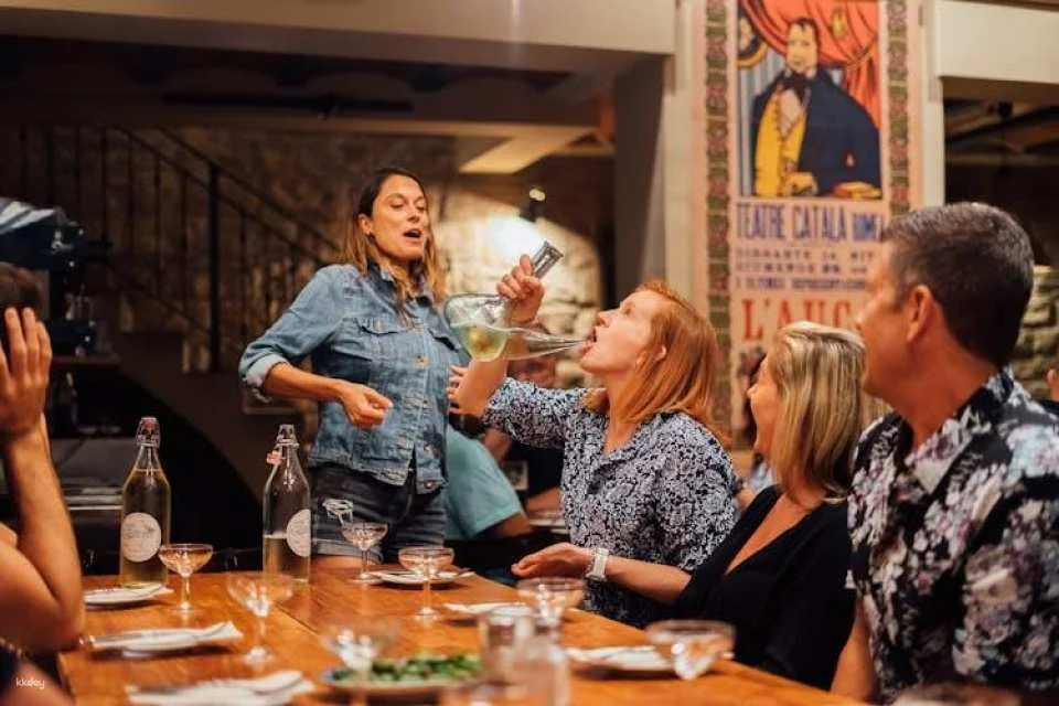 Private tapas and wine experience tour in Barcelona