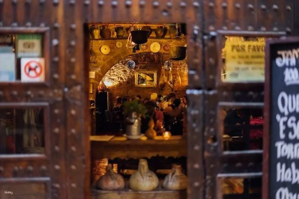 Private tapas and wine experience tour in Barcelona