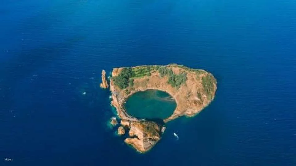 3-hour tour of Vila Franca do Campo's protected nature reserve