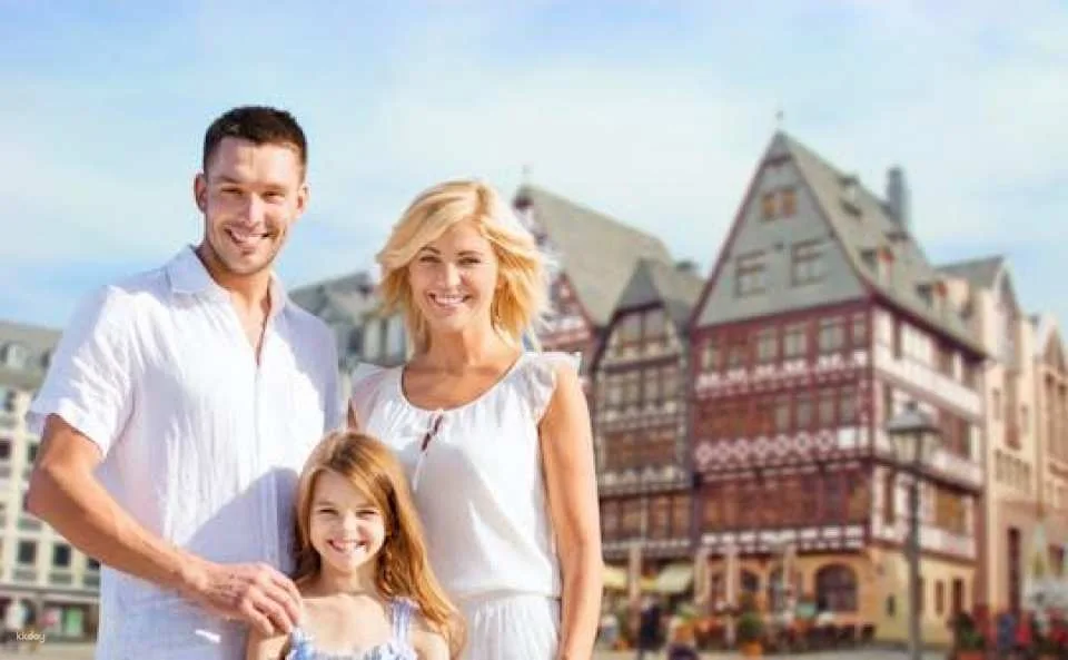 Private family walking tour in Frankfurt