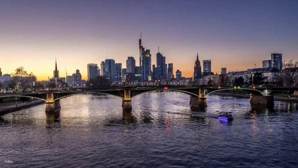 Private family walking tour in Frankfurt