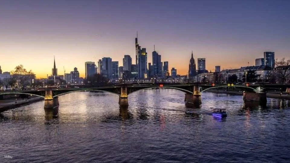 Private family walking tour in Frankfurt