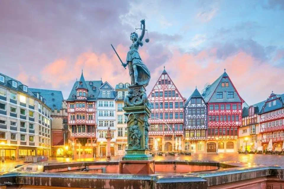 Private family walking tour in Frankfurt