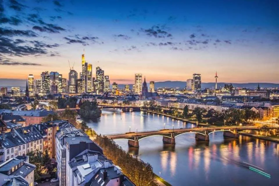 Private family walking tour in Frankfurt