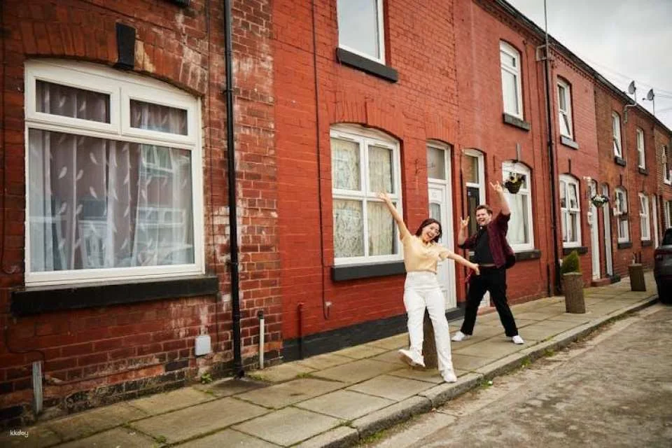 Magical Mystery bus tour of Beatles landmarks in Liverpool