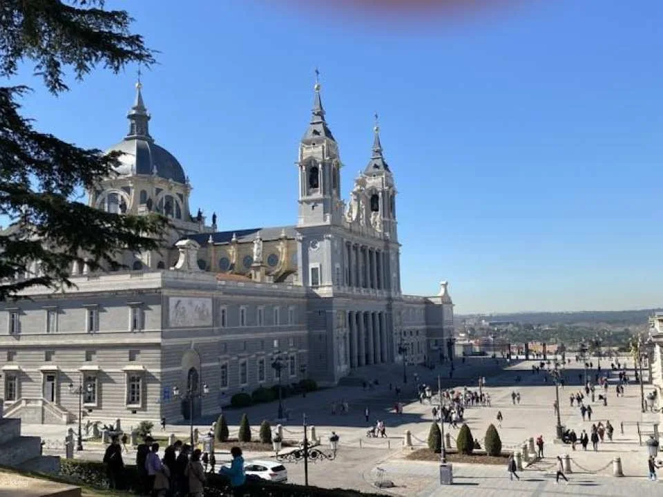 Royal Collections Gallery and Royal Palace Guided Tour in Spanish