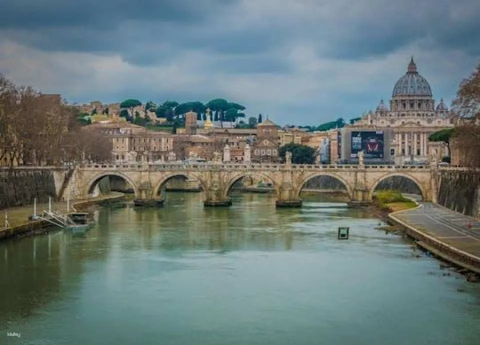 St. Peter's Basilica with reserved entry and Rome's panoramic bus tour