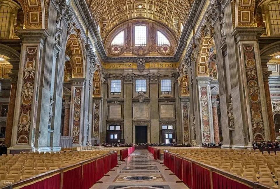 St. Peter's Basilica with reserved entry and Rome's panoramic bus tour