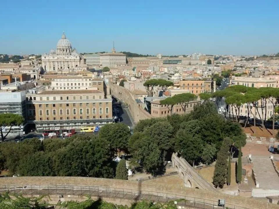 St. Peter's Basilica with reserved entry and Rome's panoramic bus tour