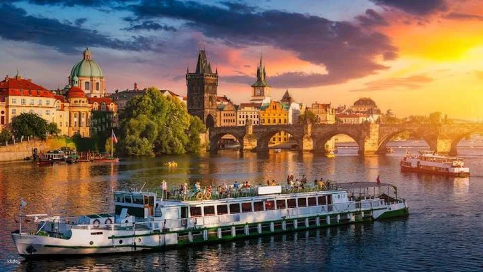 Prague pass with Castle entry and Vltava River cruise
