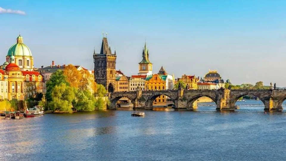 Prague pass with Castle entry and Vltava River cruise