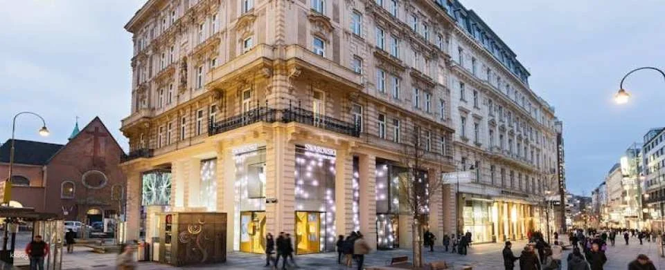 Crystal luggage tag workshop with welcome drink in Vienna