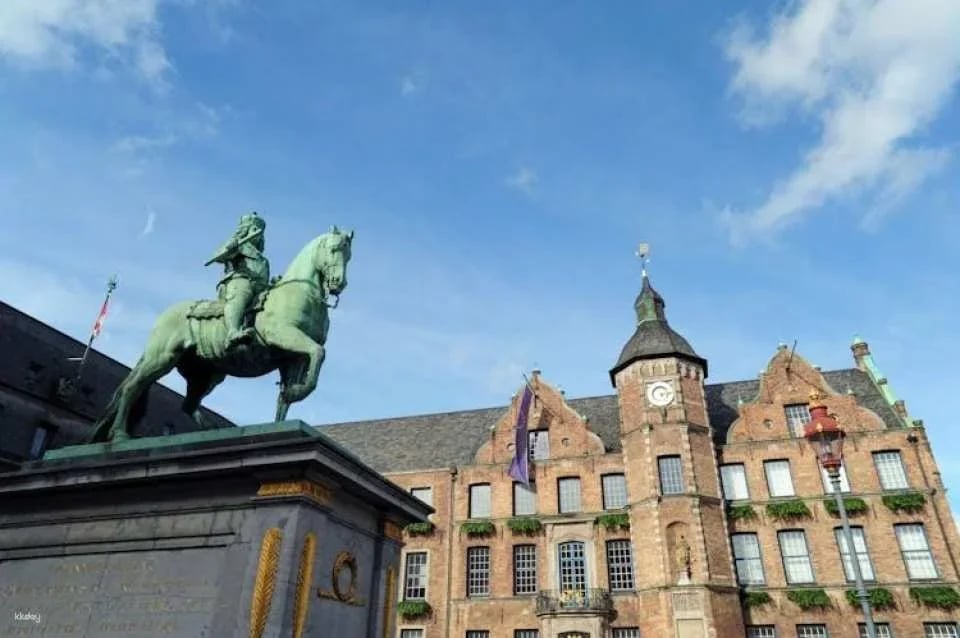 Historical Costume Tour with Jan Wellem through Düsseldorf's Old Town
