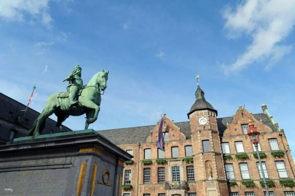 Historical Costume Tour with Jan Wellem through Düsseldorf's Old Town