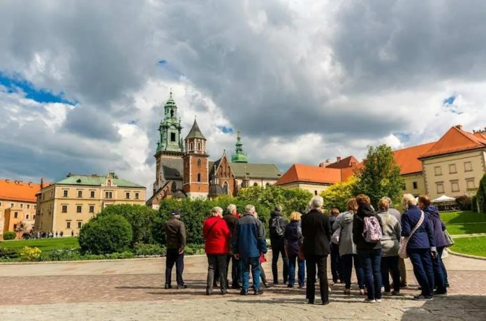 Spanish Guided Tour to Wawel Highlights