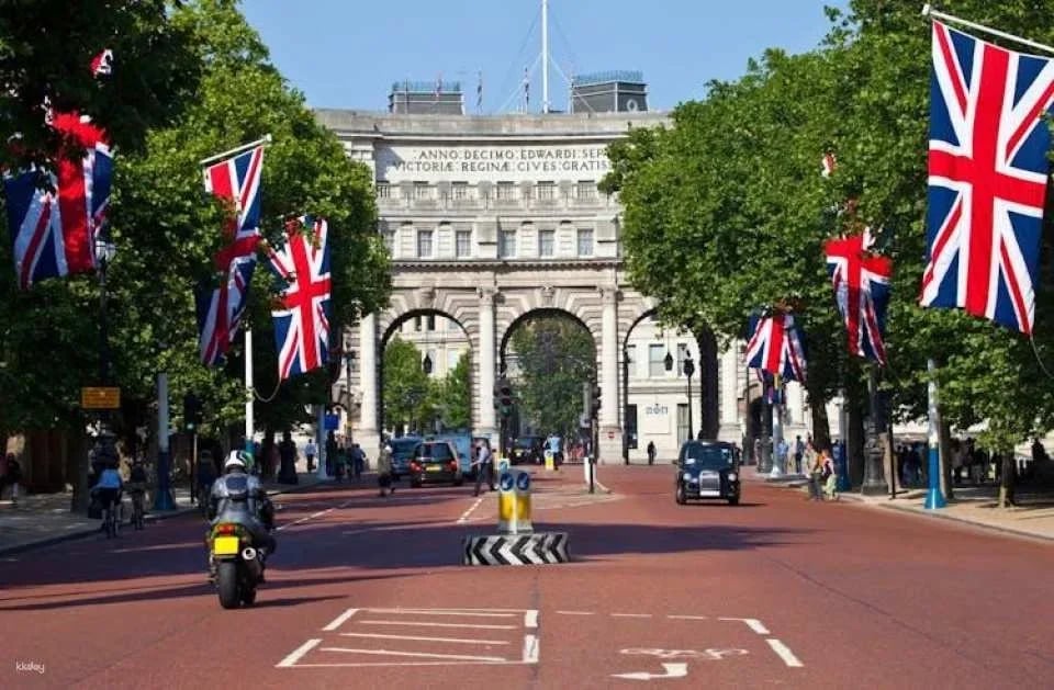 Guided royal walking tour of London with Westminster Abbey ticket