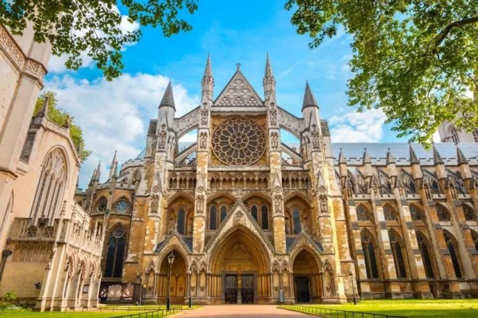 Guided royal walking tour of London with Westminster Abbey ticket