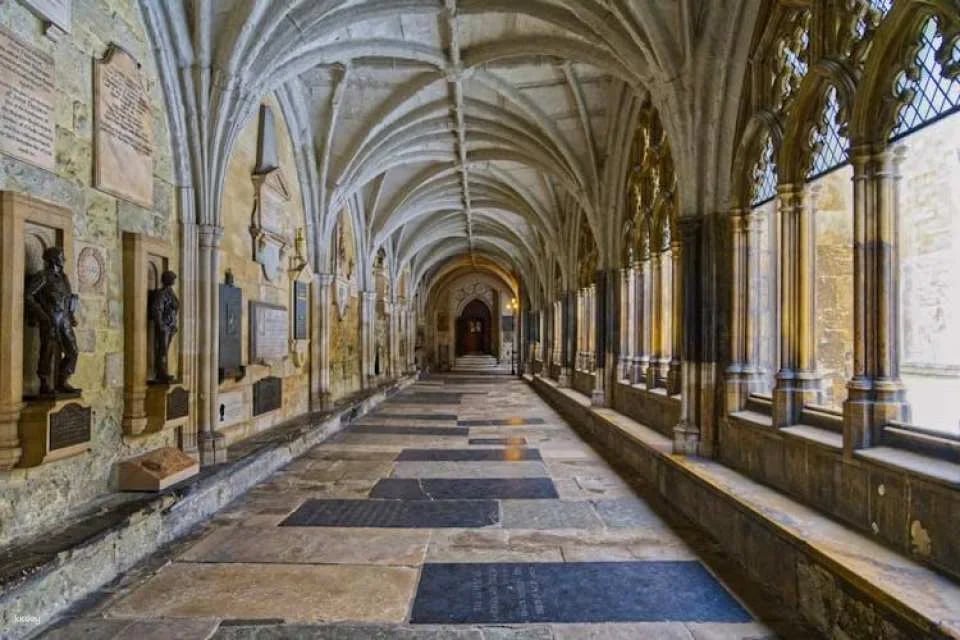 Guided royal walking tour of London with Westminster Abbey ticket