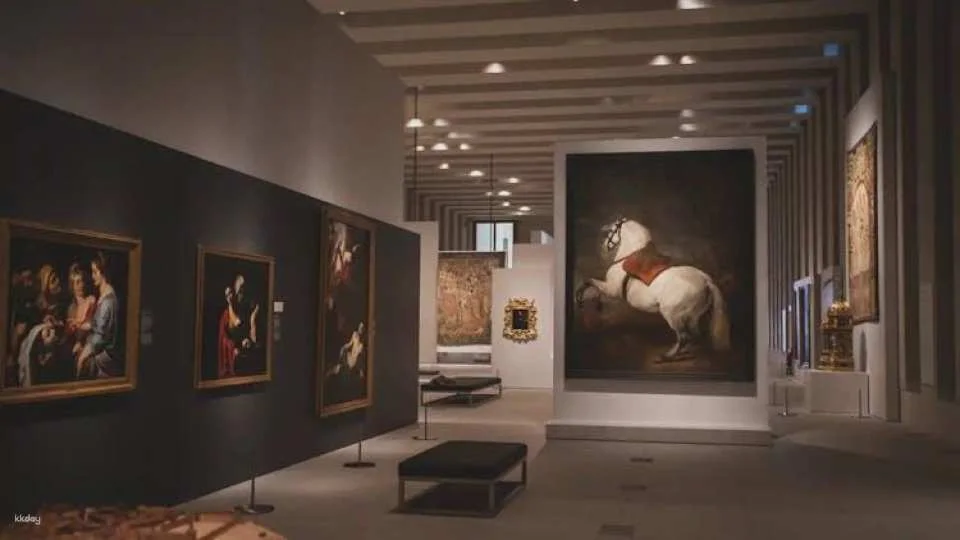Royal Collections Gallery Tickets and Guided Tour in English
