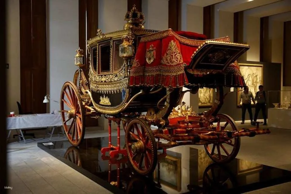 Royal Collections Gallery Tickets and Guided Tour in English