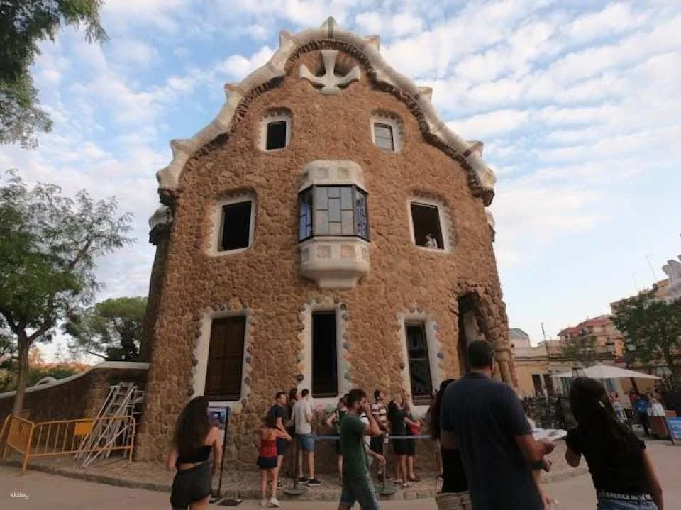 Fast-track access to Park Güell with guided tour