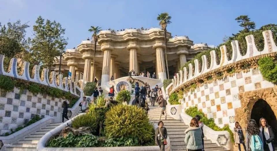 Fast-track access to Park Güell with guided tour