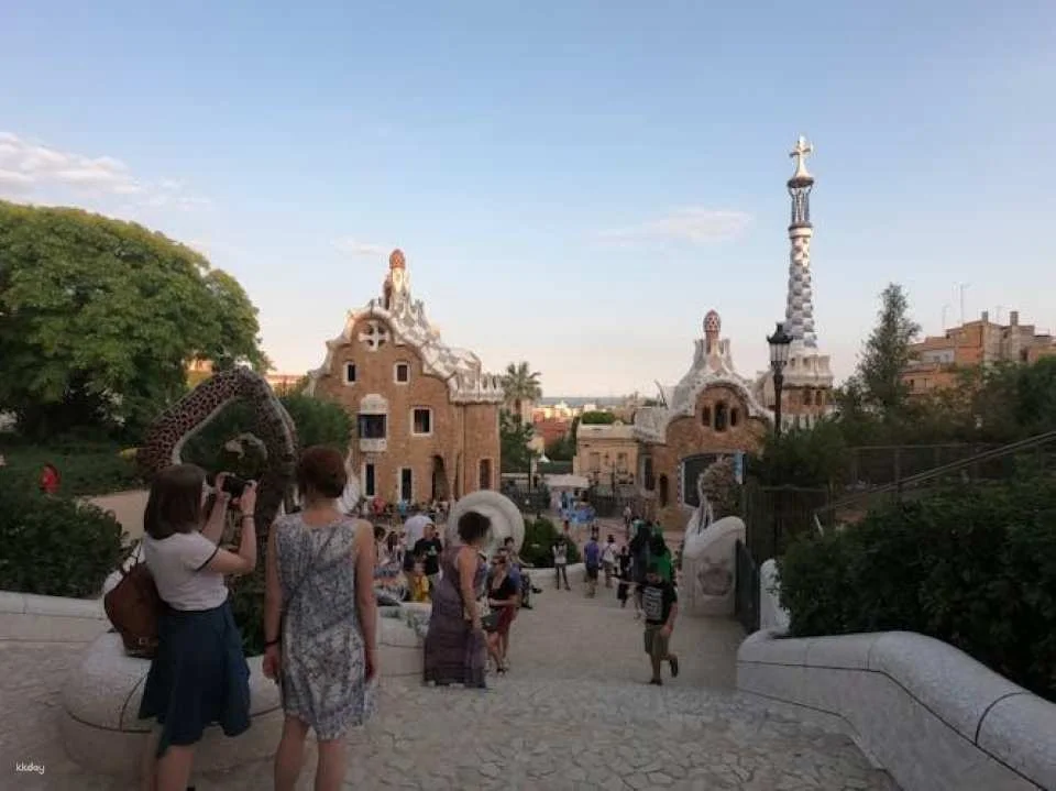 Fast-track access to Park Güell with guided tour