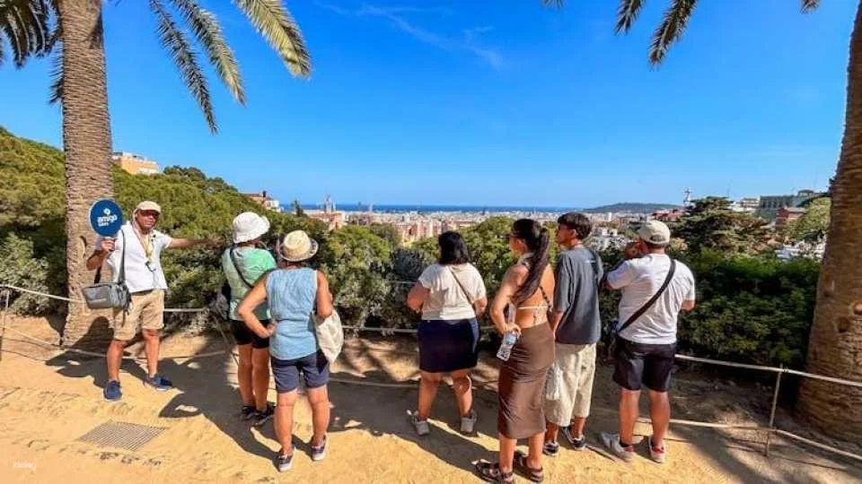 Fast-track access to Park Güell with guided tour