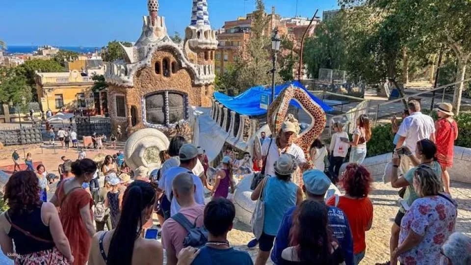 Fast-track access to Park Güell with guided tour