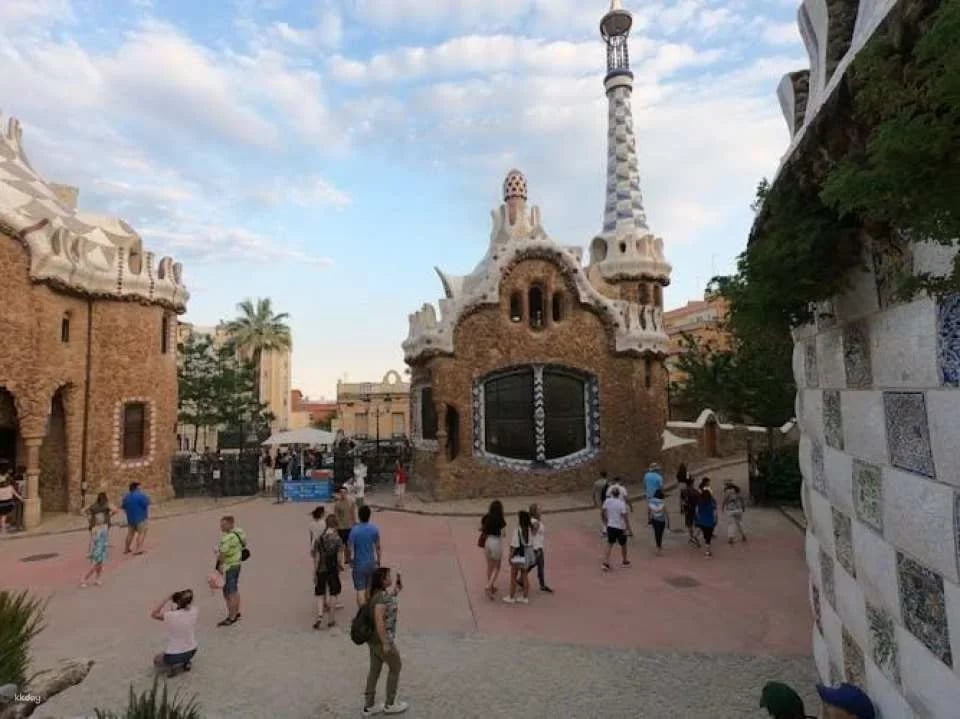 Fast-track access to Park Güell with guided tour