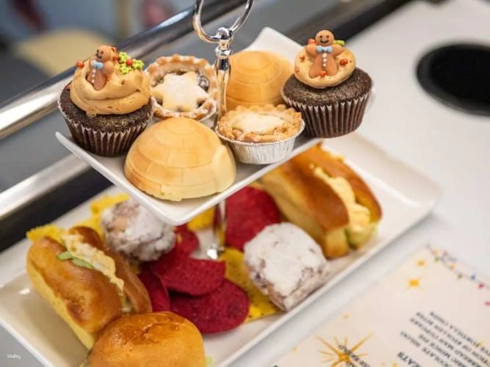 London Christmas bus tour with afternoon tea and snacks