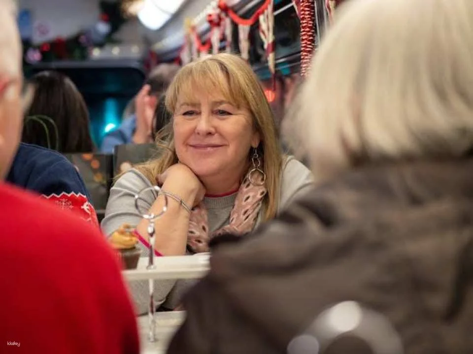 London Christmas bus tour with afternoon tea and snacks